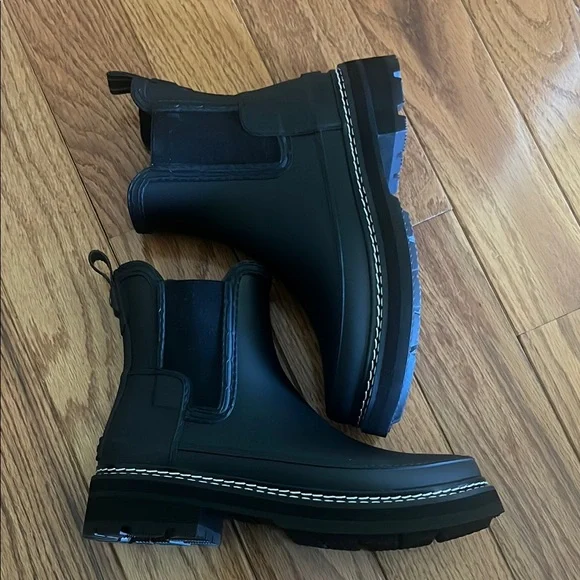 Women’s Hunter Black Chelsea Rainboot - Picture 2 of 6
